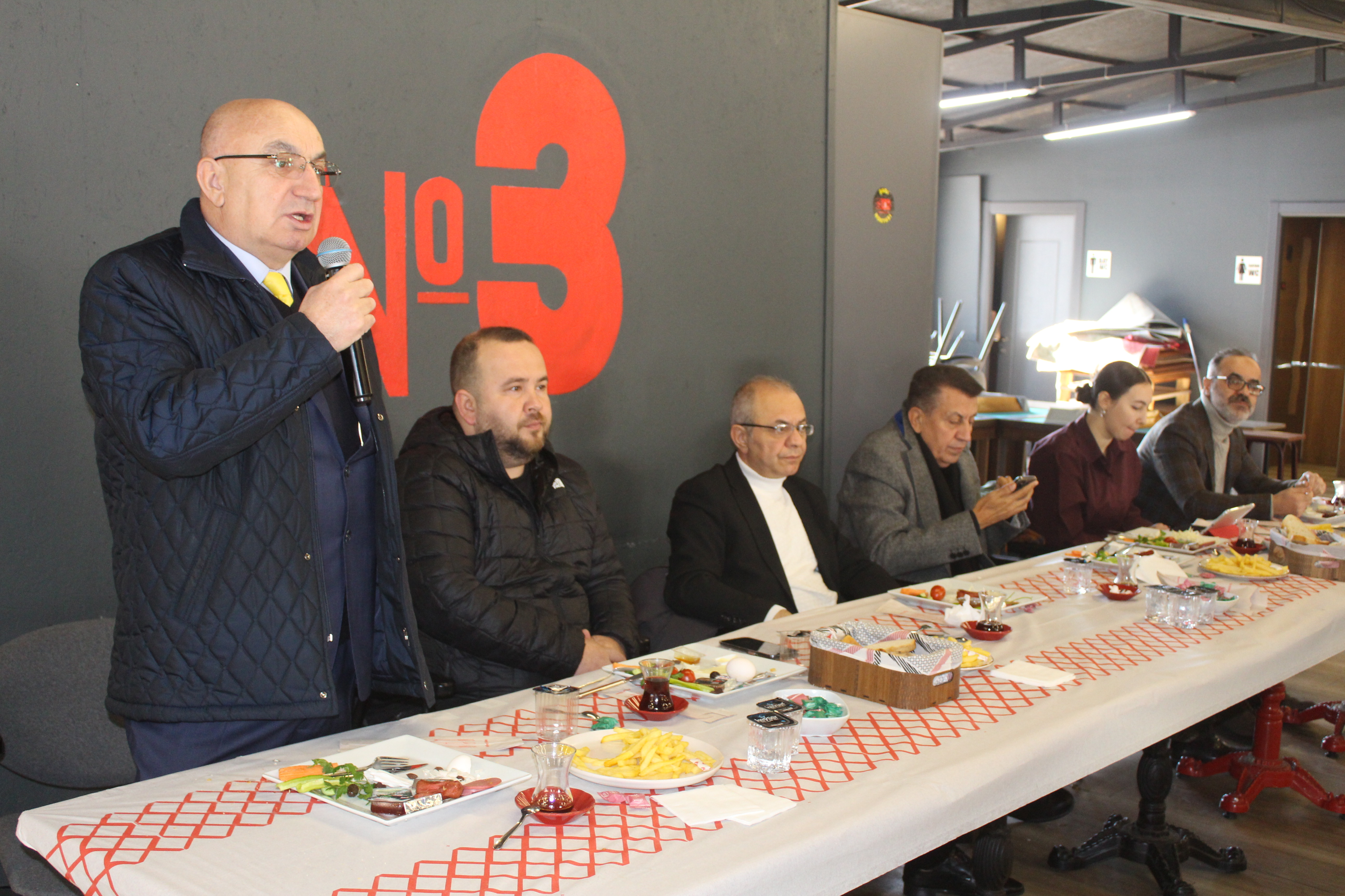 23.02.2025 EMLAKÇI ÜYELERİMİZ VE TİCARET İL MÜDÜRÜMÜZ İLE GERÇEKLEŞTİRDİĞİMİZ KAHVALTILI TOPLANTI